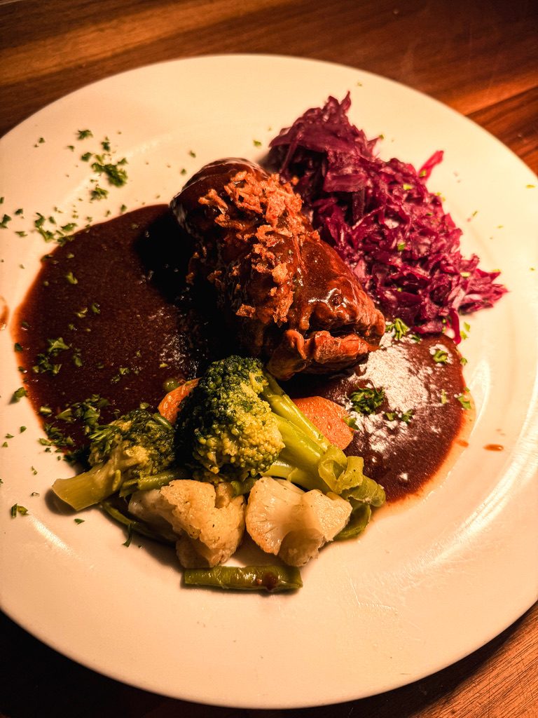 Roulade in dunkler Sauce mit Rotkohl und Gemüse