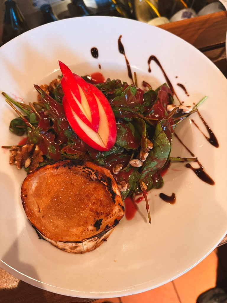 Flambierter Ziegenkäse auf Babyspinatsalat mit Walnüssen, Apfel und Himbeer-Vinaigrette